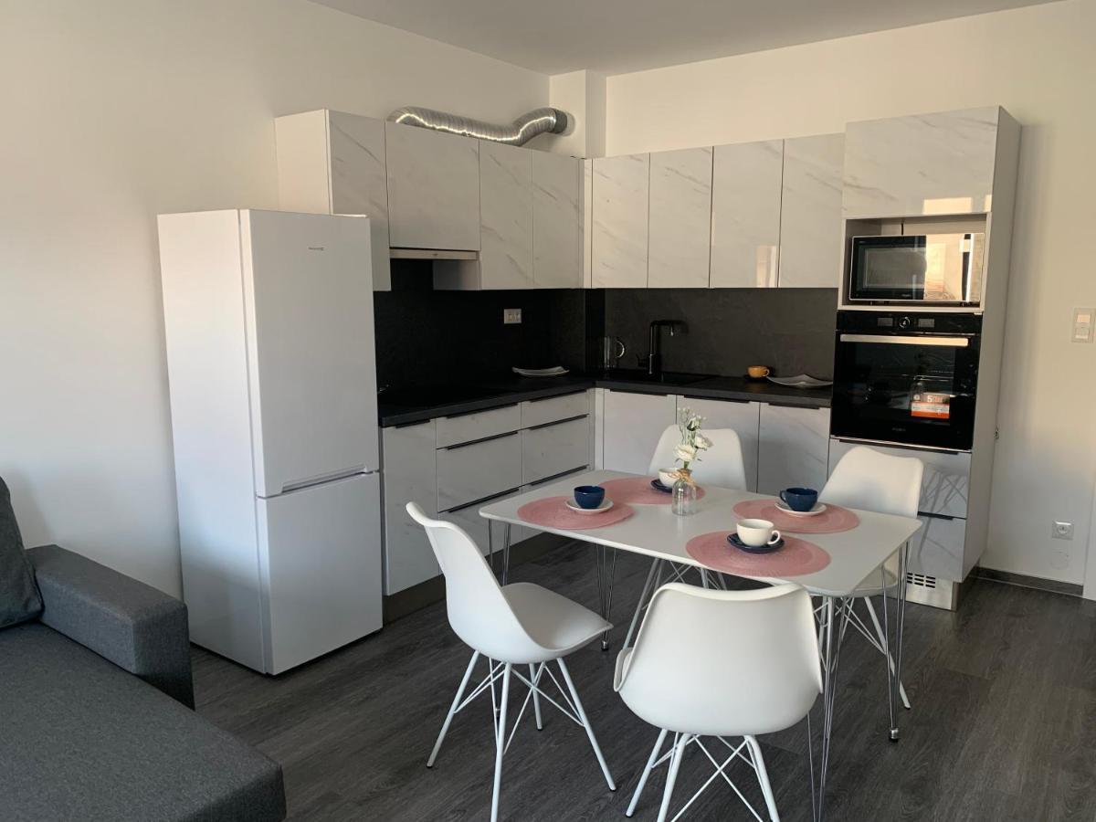 Soukromy Byt 2+Kk S Balkonem A Parkovanim Znojmo Kültér fotó